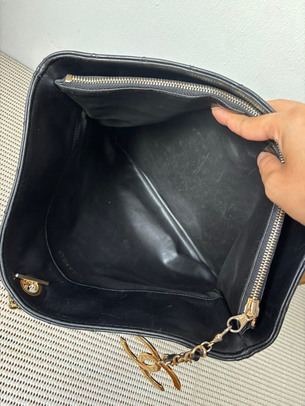 Authentic Chanel Bucket tote lamb skin - Picture 5 of 5